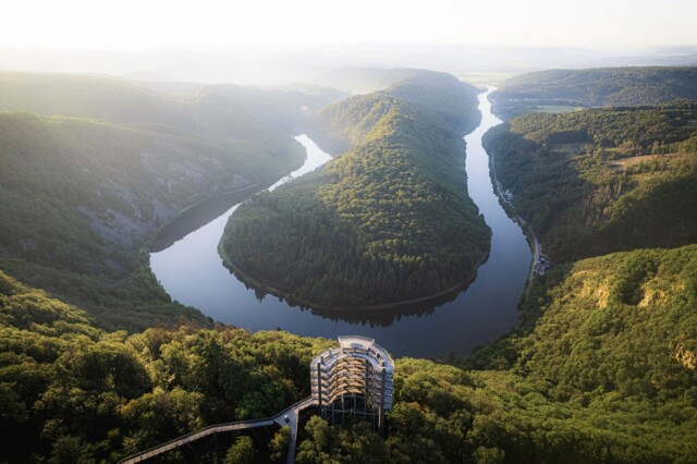 Drohnenaufnahme der Saarschleife am Morgen