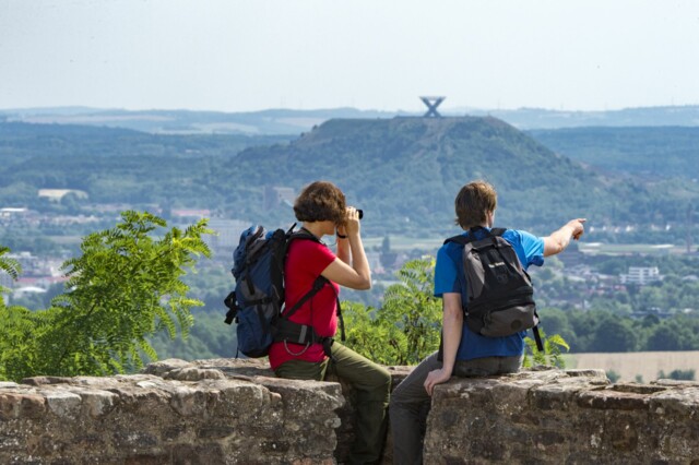 Wandern auf dem Vauban Steig mit Blick auf das Saarpolygon