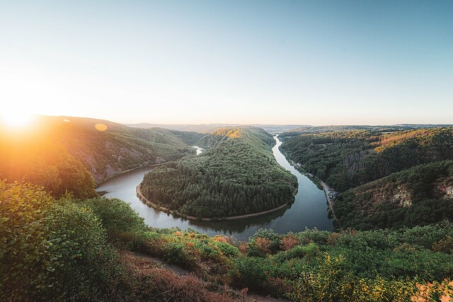 Sonnenaufgang über der Saarschleife im Sommer