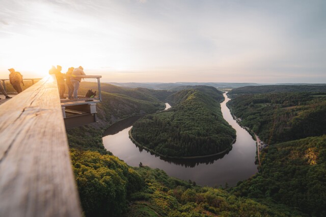 Sonnenaufgang über der Saarschleife mit dem Blick vom Baumwipfelpfad aus.